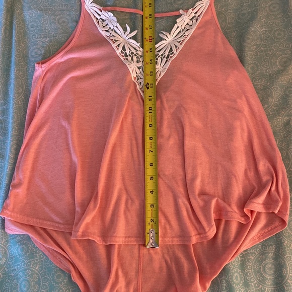 V-neck floral trim tank top - Picture 5 of 8